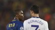 Samuel Eto&#39;o (Barcelona) a Cristiano Ronaldo (Manchester U.) diskutují po utkání.