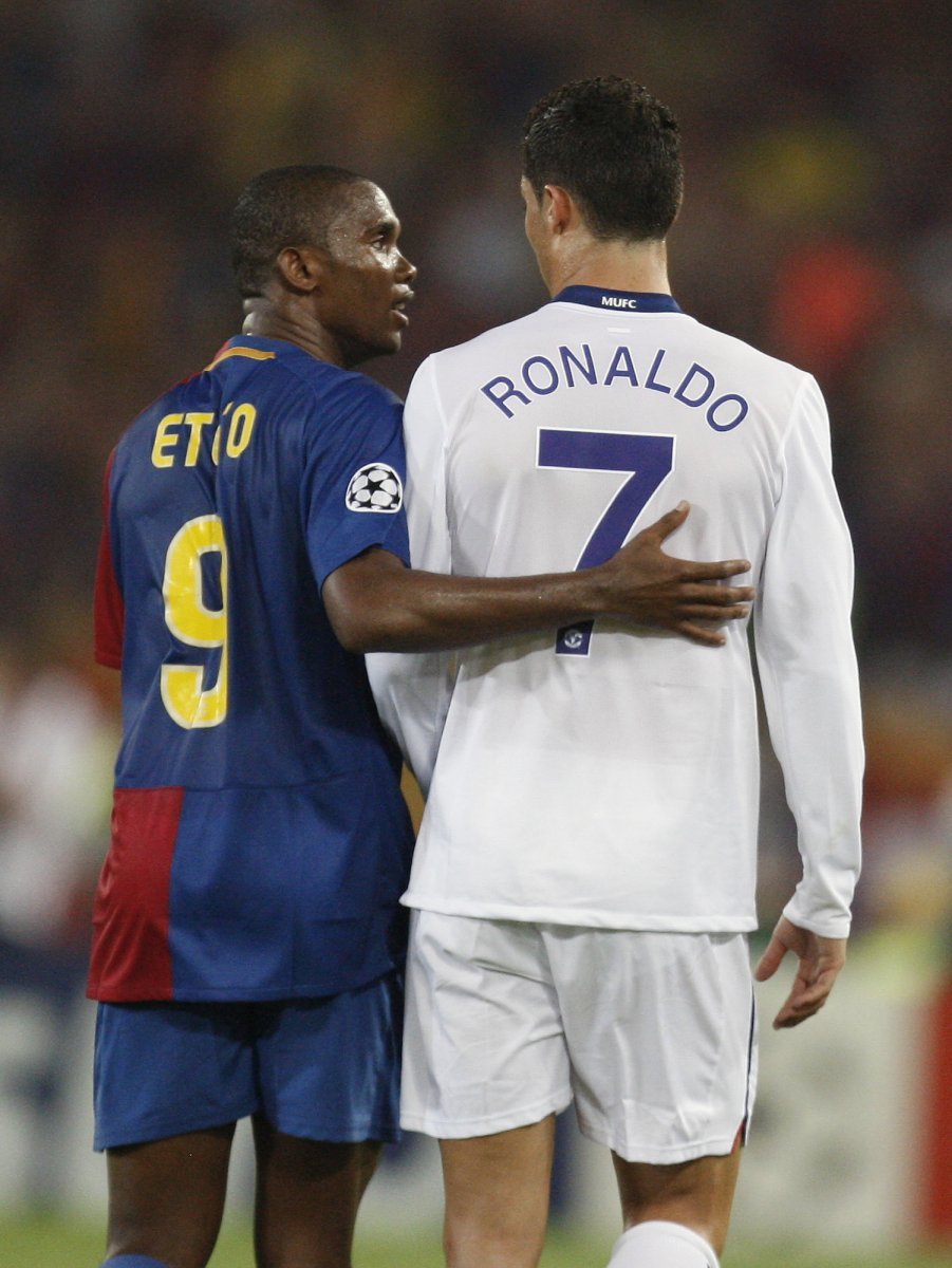 Samuel Eto&#39;o (Barcelona) a Cristiano Ronaldo (Manchester U.) diskutují po utkání.