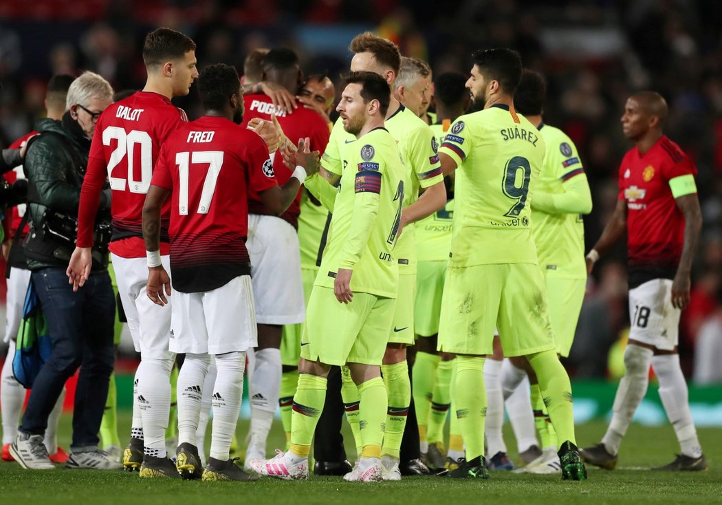 Fotbalisté Manchesteru United a Barcelony si podávají ruce po čtvrtfinálovém souboji Ligy mistrů