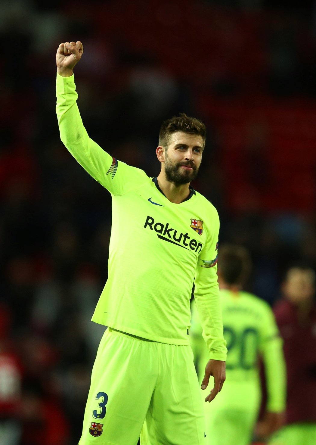 Gerard Pique slaví po utkání Manchesteru United s Barcelonou