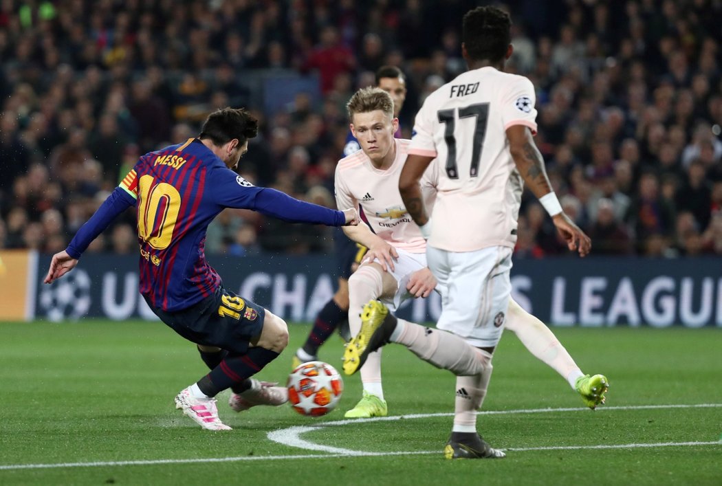 Lionel Messi střílí první gól v odvetě proti United