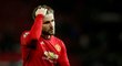 Luke Shaw smutní po porážce Manchesteru United s Barcelonou ve čtvrtfinále Ligy mistrů