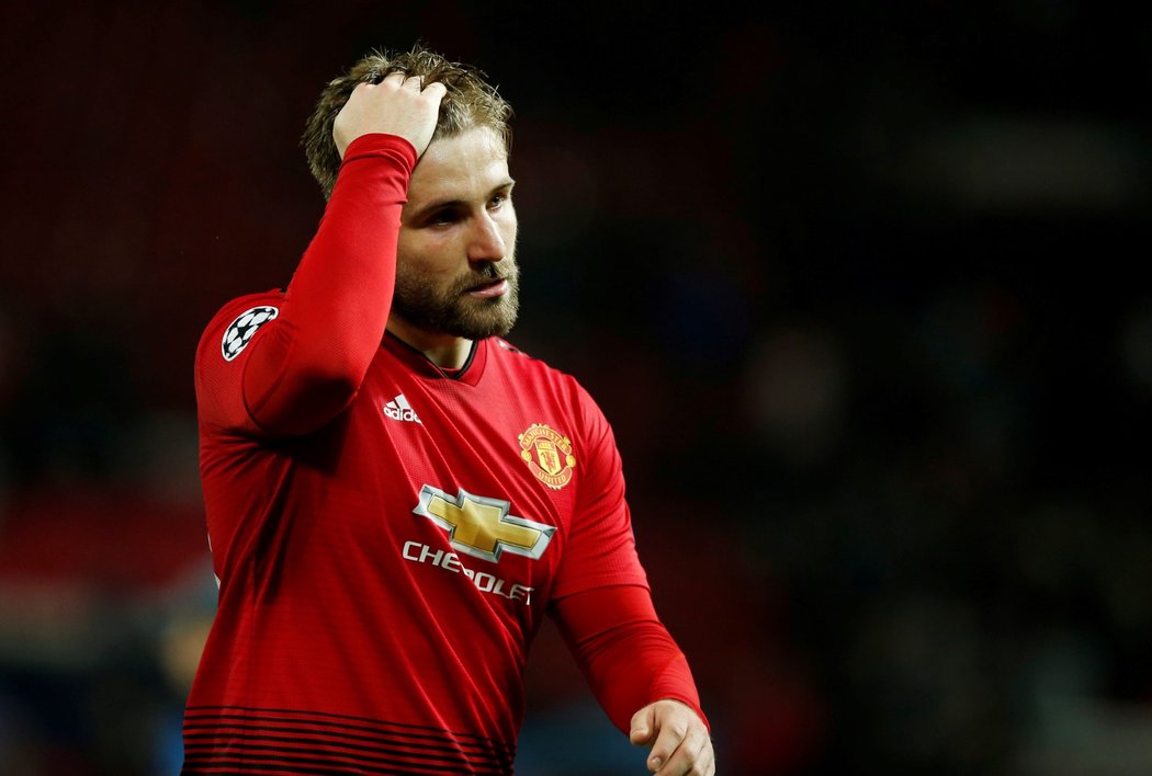 Luke Shaw smutní po porážce Manchesteru United s Barcelonou ve čtvrtfinále Ligy mistrů