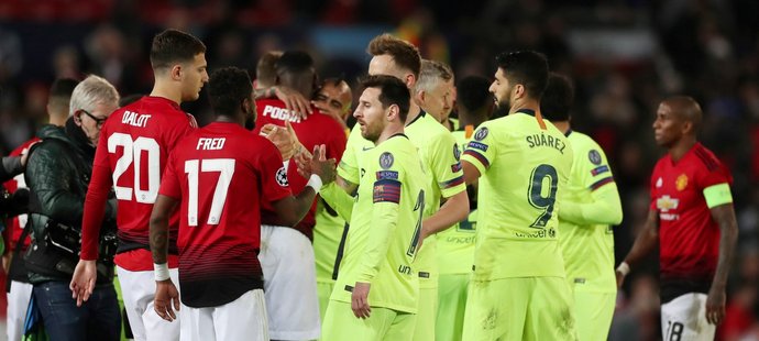 Fotbalisté Manchesteru United a Barcelony si podávají ruce po čtvrtfinálovém souboji Ligy mistrů