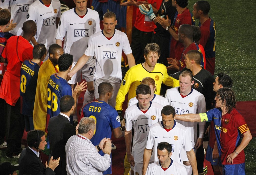 Podání rukou hráčů Barcelony a Manchesteru po utkání.