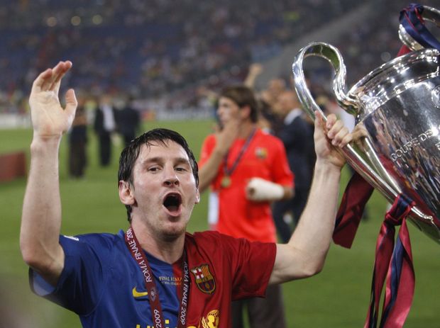 Lionel Messi s trofejí za vítězství v Lize mistrů. Lionel Messi s trofejí za vítězství v Lize mistrů.