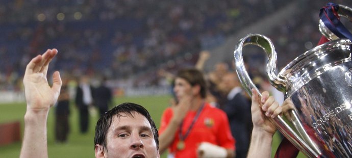 Lionel Messi s trofejí za vítězství v Lize mistrů.