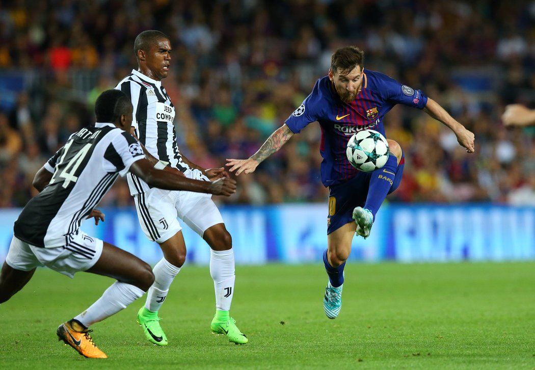 Lionel Messi proti přesile hráčů Juventusu