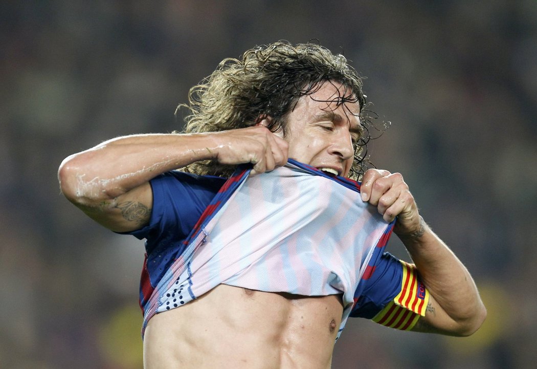 Kapitán Barcelony Carlos Puyol se raduje z branky do sítě AC MIlán