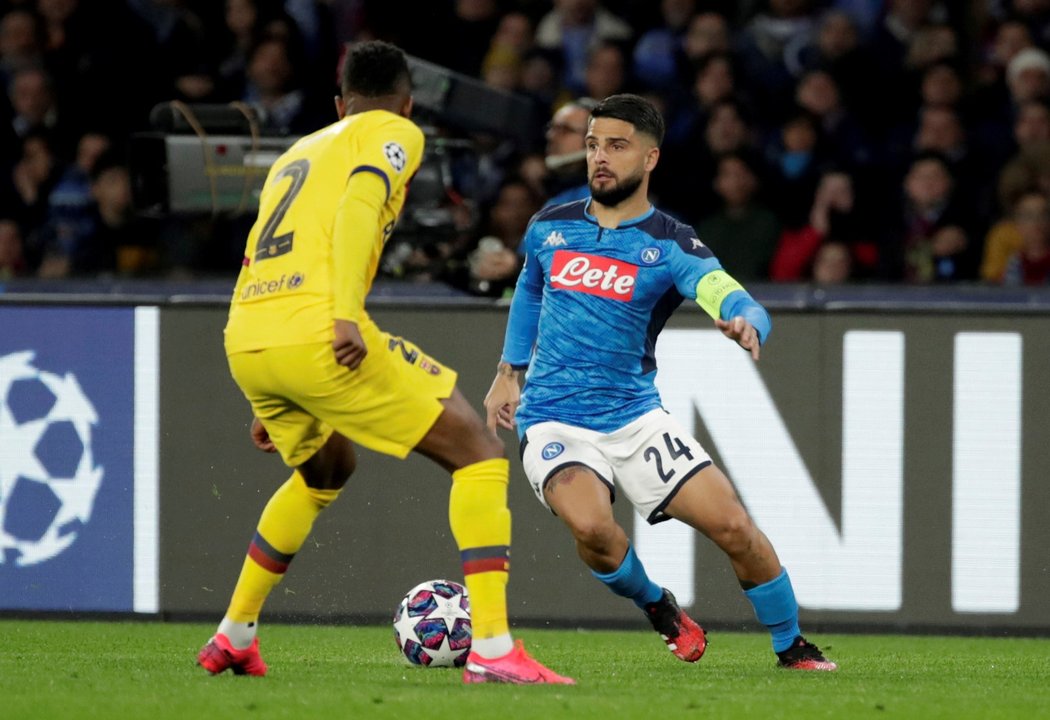 Lorenzo Insigne z Neapole bráněný barcelonským Nelsonem Semedem