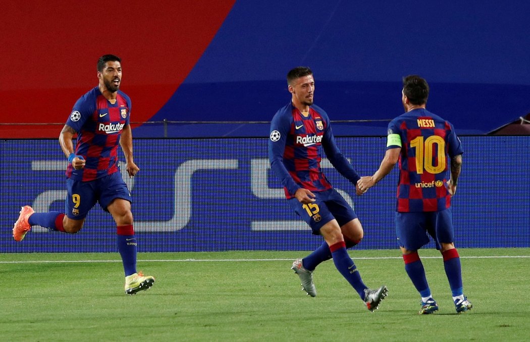 Fotbalisté Barcelony se radují z branky do sítě Neapoli v odvetě osmifinále Ligy mistrů