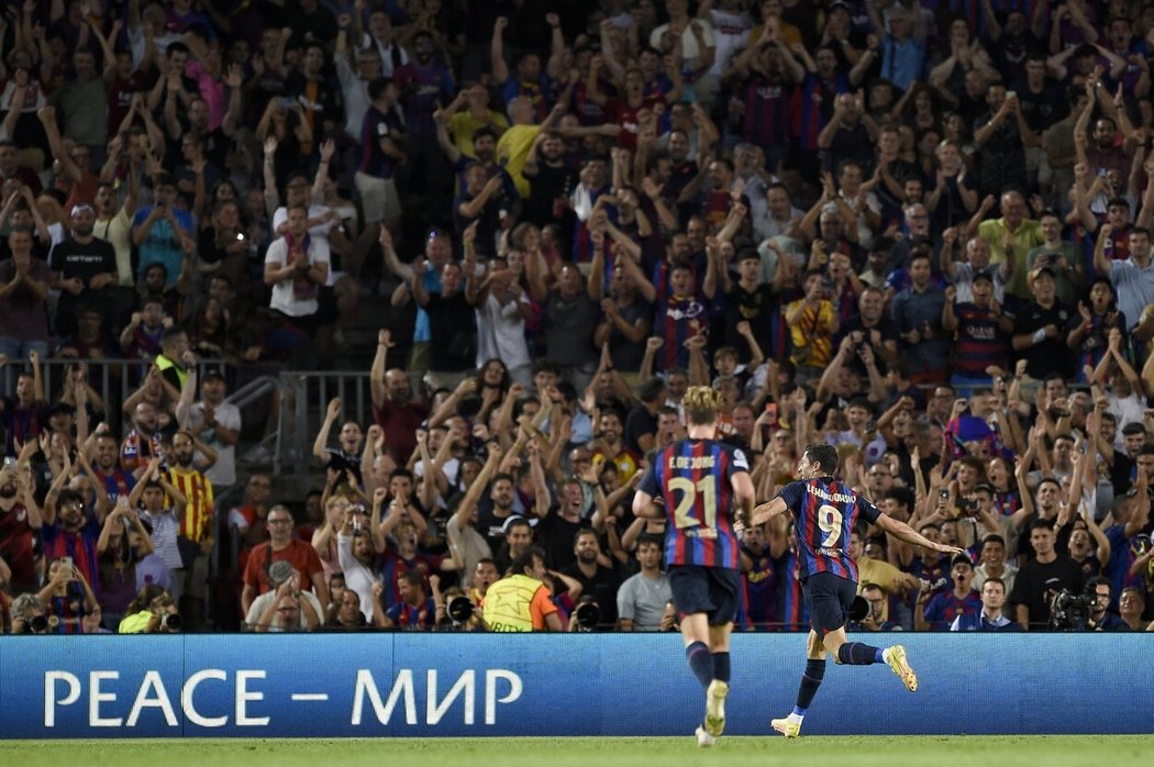 Souboj Barcelony s Plzní sledovalo z ochozů Camp Nou 77 411 fanoušků