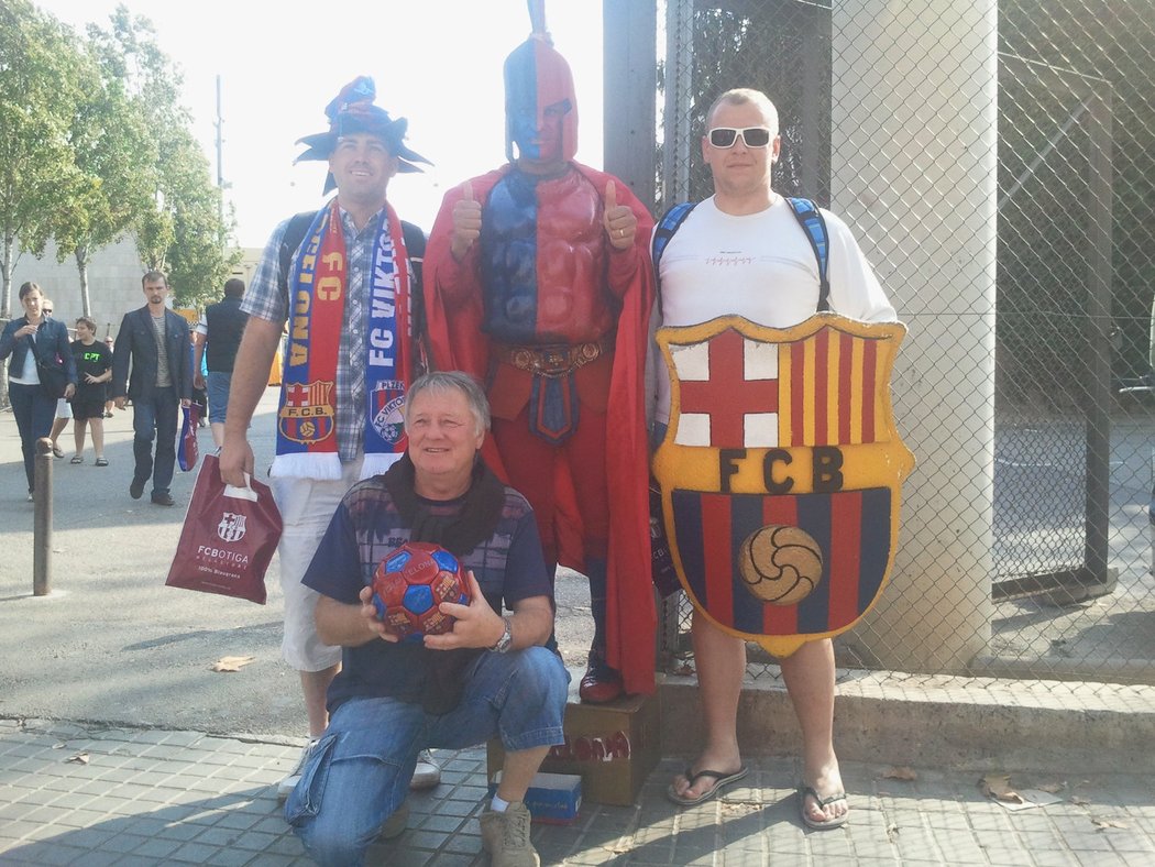 Fanoušci se nechali vyfotit s lidskou sochou v barvách Barcelony