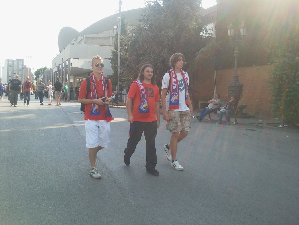 Trojice plzeňských fanoušků poblíž stadionu Nou Camp