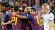 František Rajtoral prochází kolem hloučku barcelonských fotbalistů, kteří slaví gól Andrese Iniesty