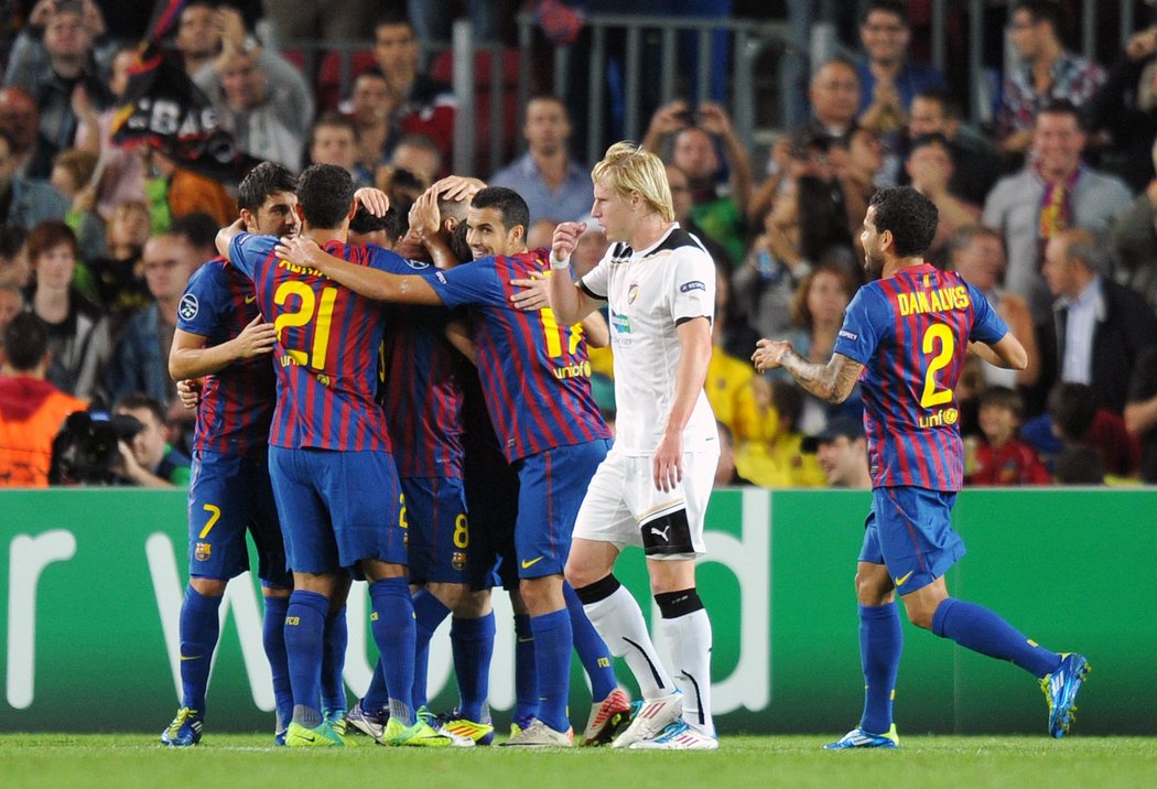 František Rajtoral prochází kolem hloučku barcelonských fotbalistů, kteří slaví gól Andrese Iniesty