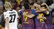 Fotbalisté Barcelony se radují z úvodní trefy zápasu