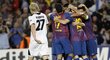 Fotbalisté Barcelony se radují z úvodní trefy zápasu