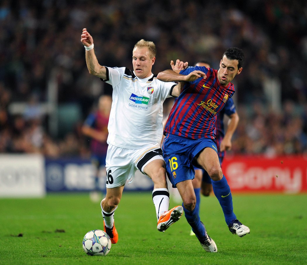 Sergio Busquets v souboji s Danielem Kolářem