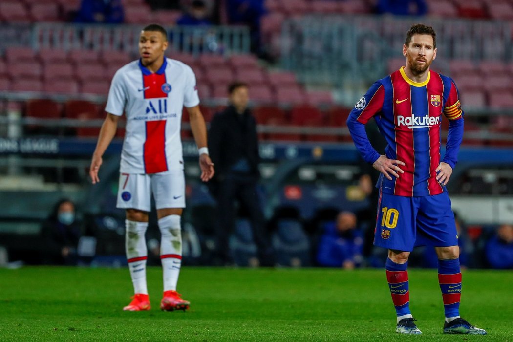 Zklamaný kapitán Barcelony Lionel Messi přihlížel debaklu proti PSG