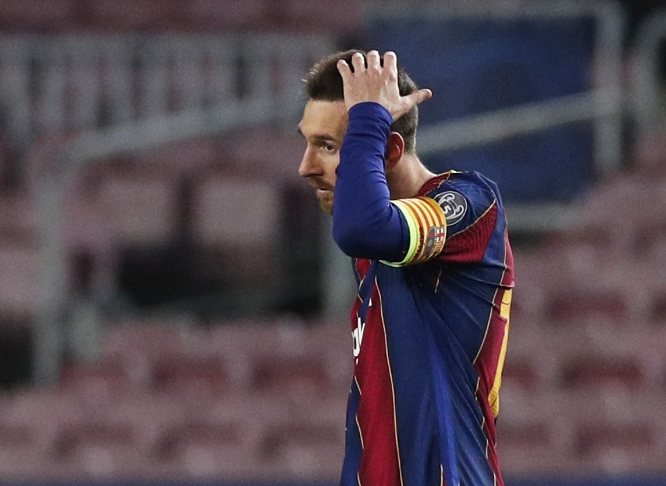 Zklamaný Lionel Messi po prohře Barcelony 1:4 v úvodním osmifinále Ligy mistrů