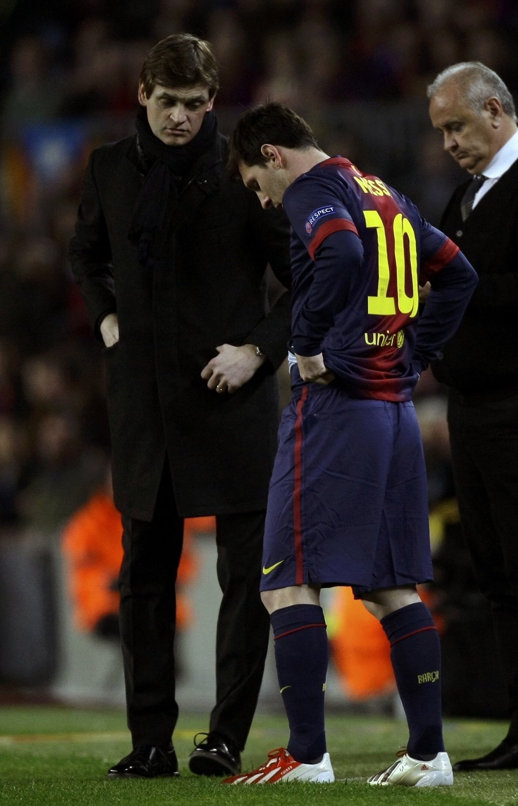 Messi jen z lavičky. Argentinský útočník poslouchá pokyny od kouče Vilanovi těsně před tím, než zasáhl do utkání s PSG