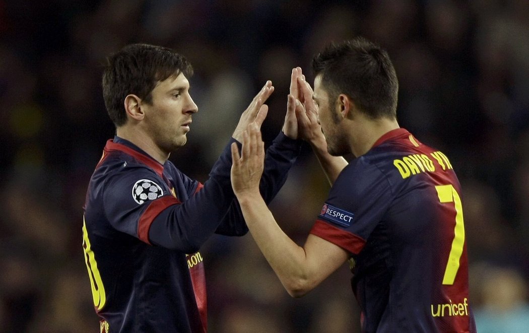 Lionel Messi se spolu s Davidem Villou radují z vyrovnávací branky proti PSG, která znamenala postup Barcelony do semifinále Ligy mistrů