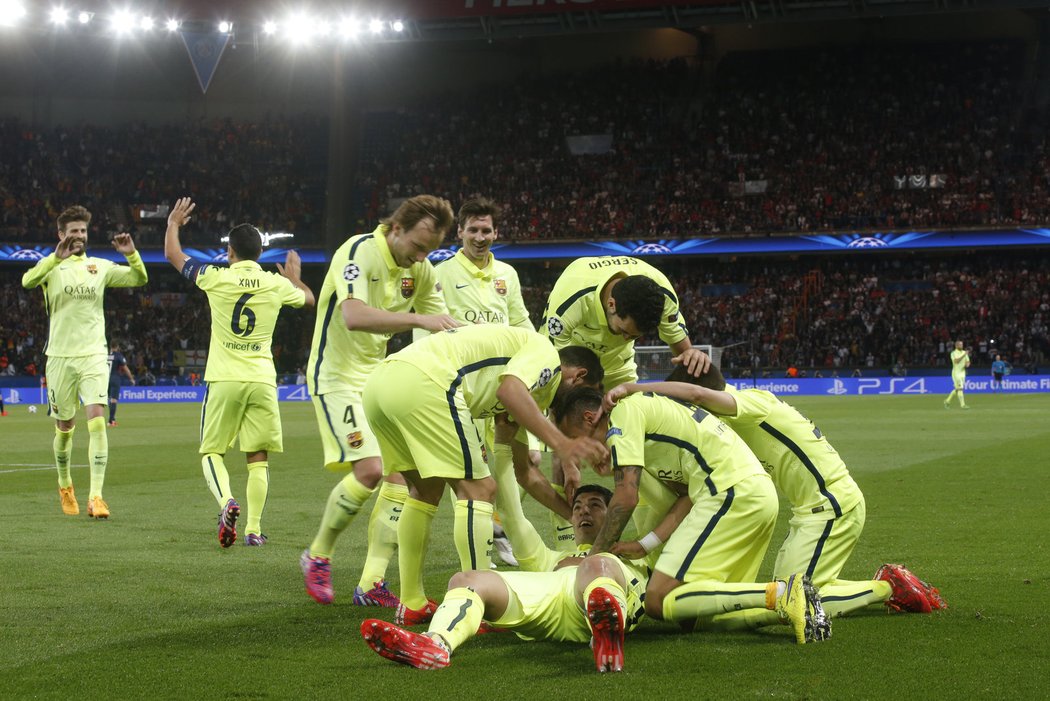 Fotbalisté Barcelony se radují z výhry nad PSG v Lize mistrů