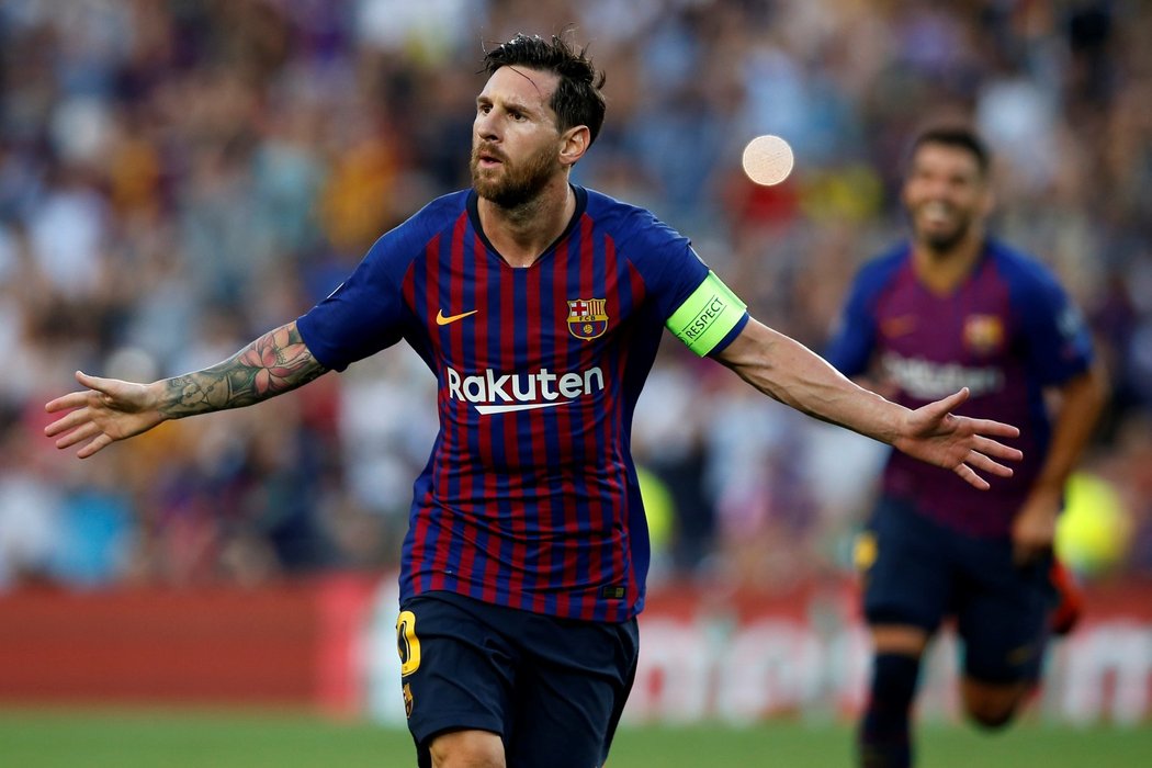 Kapitán Barcelony Lionel Messi při oslavě první branky v letošní Lize mistrů