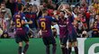 Lionel Messi slaví gól se spoluhráči Sergiem Busquetsem, Luisem Suárezem a Sergi Robertem