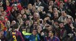 Barcelonský Gerard Piqué oslavuje gól společně s fanoušky.