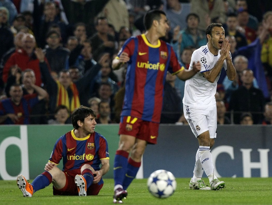 Carvalho se vzteká po faulu na Messiho