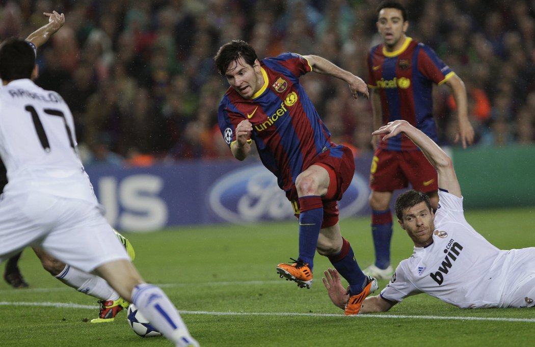 Leo Messi střílí na branku Realu