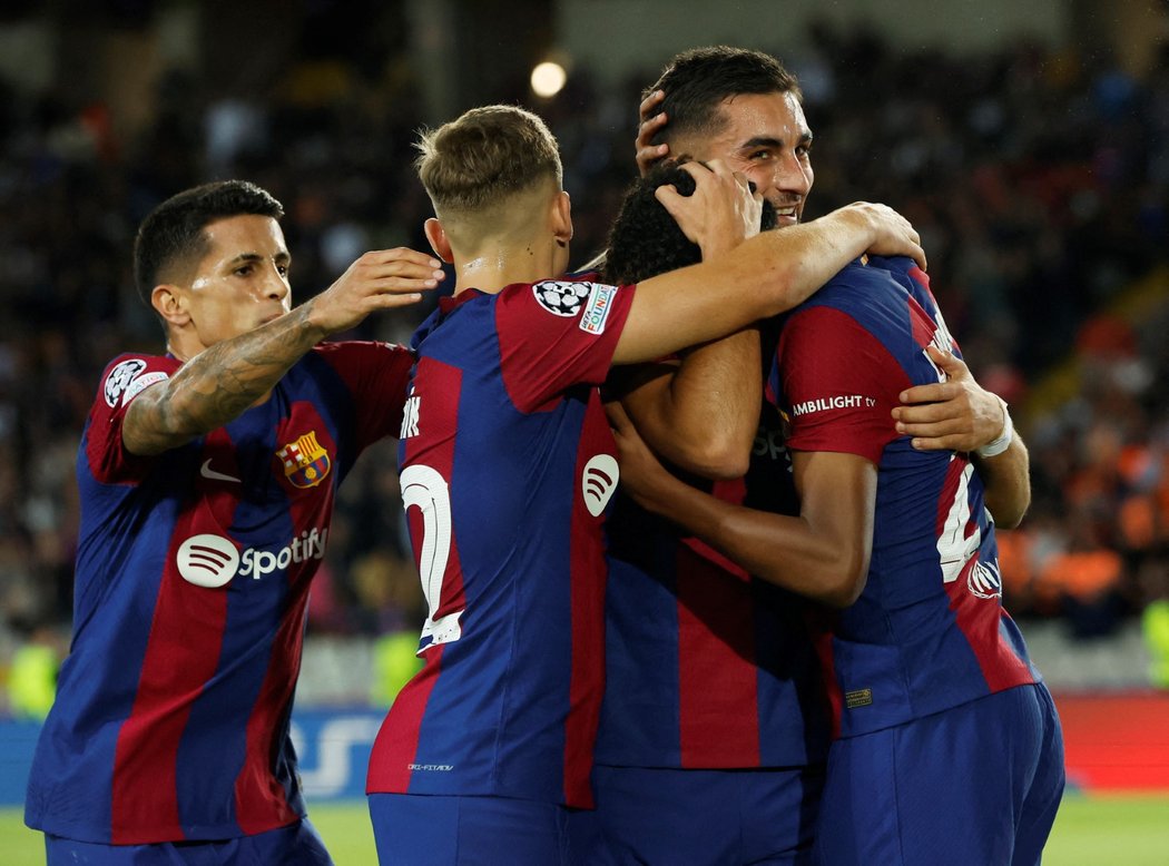Fotbalisté Barcelony slaví gól proti Šachtaru