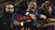 Luis Enrique a klíčový střelec Sergi Roberto slaví výhru Barcelony 6:1 nad PSG