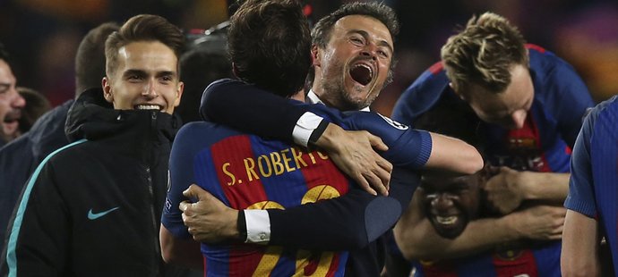 Luis Enrique a klíčový střelec Sergi Roberto slaví výhru Barcelony 6:1 nad PSG