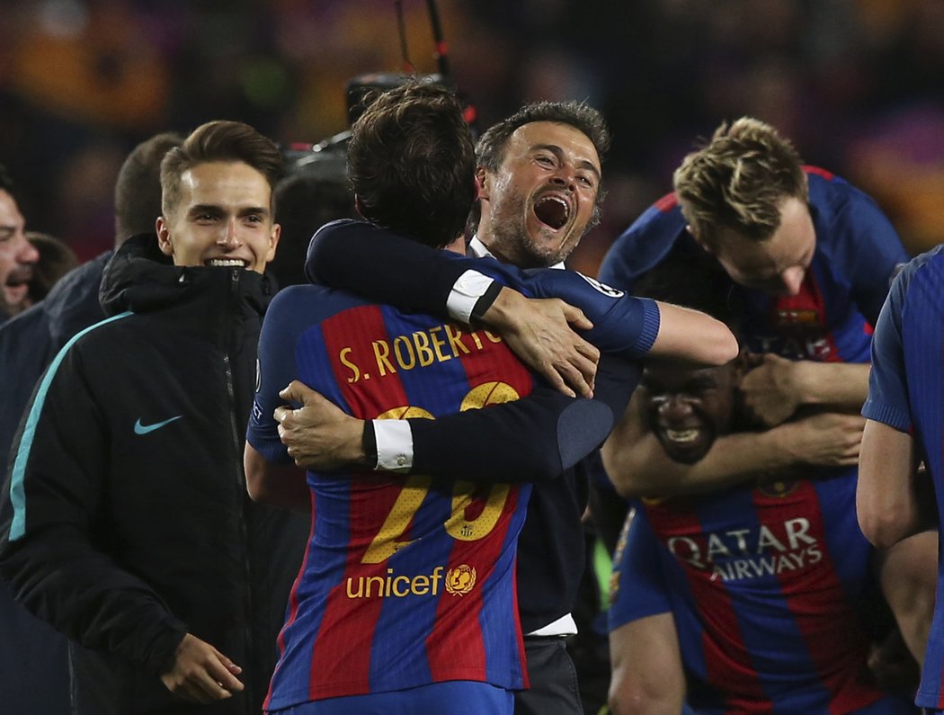 Luis Enrique a klíčový střelec Sergi Roberto slaví výhru Barcelony 6:1 nad PSG