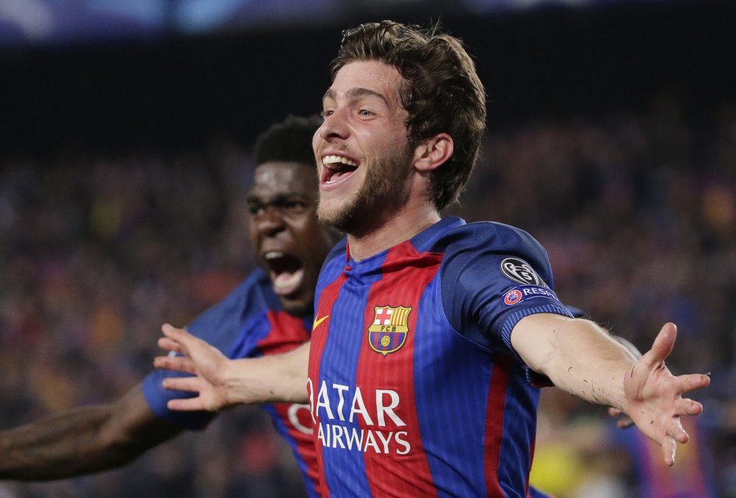 Sergi Roberto slaví postupový gól Barcelony do sítě Paris St. Germain.