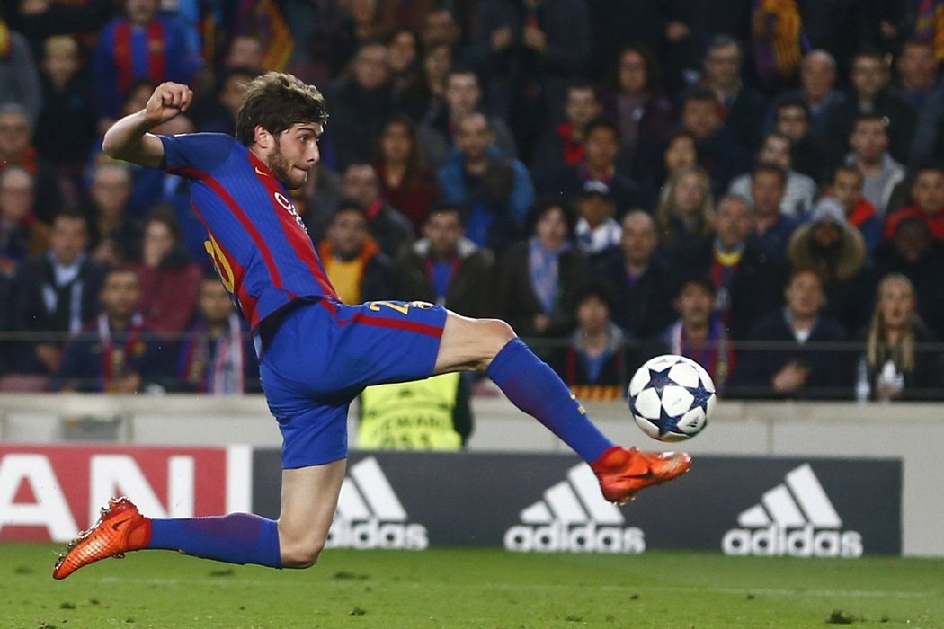 Sergi Roberto střílí rozhodujíc gól Barcelony proti Paris St. Germain.