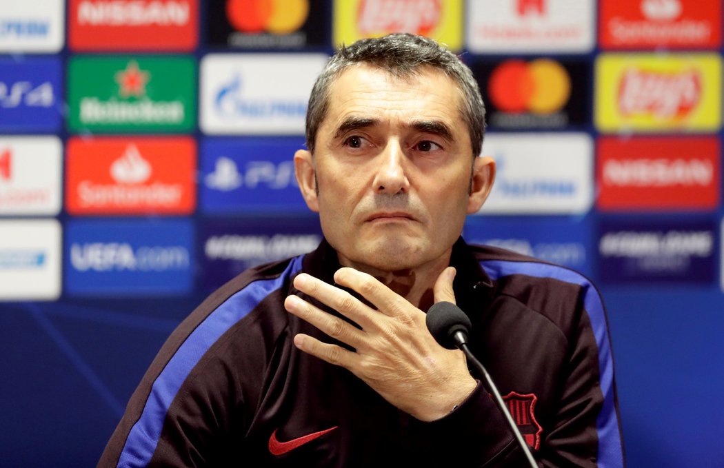 Trenér Barcelony Ernesto Valverde na tiskové konferenci před zápasem základní skupiny Ligy mistrů se Slavií