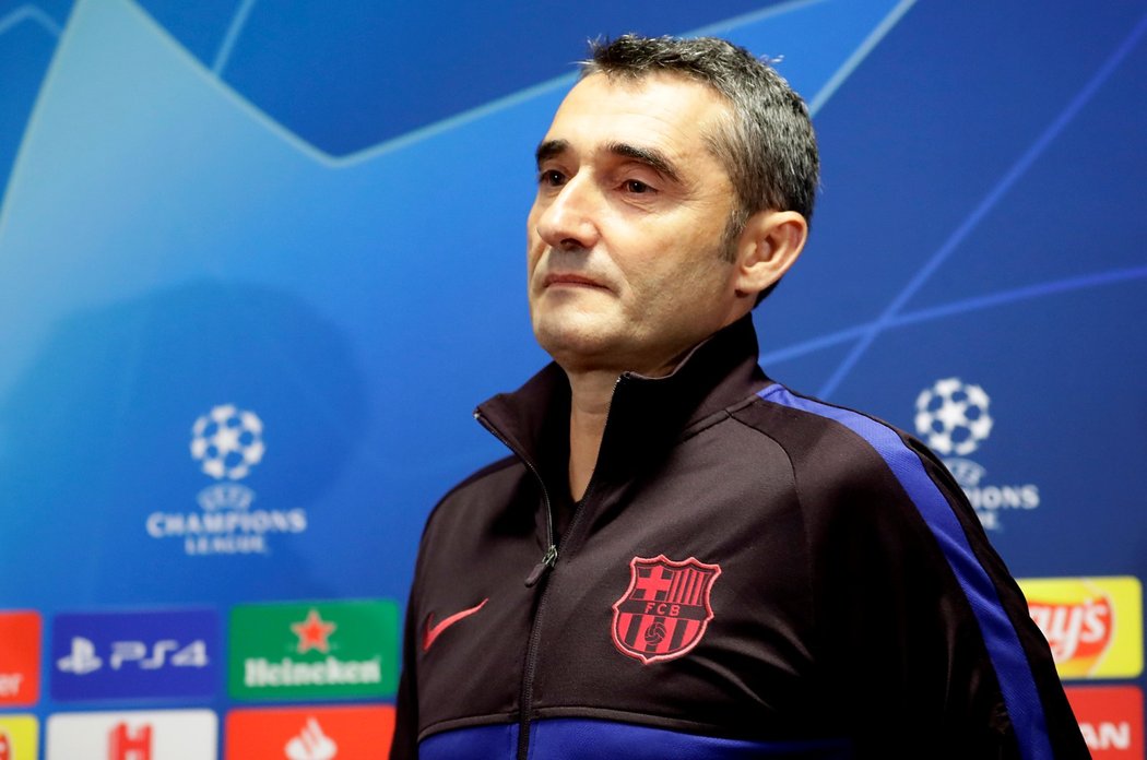Trenér Barcelony Ernesto Valverde na tiskové konferenci před zápasem základní skupiny Ligy mistrů se Slavií