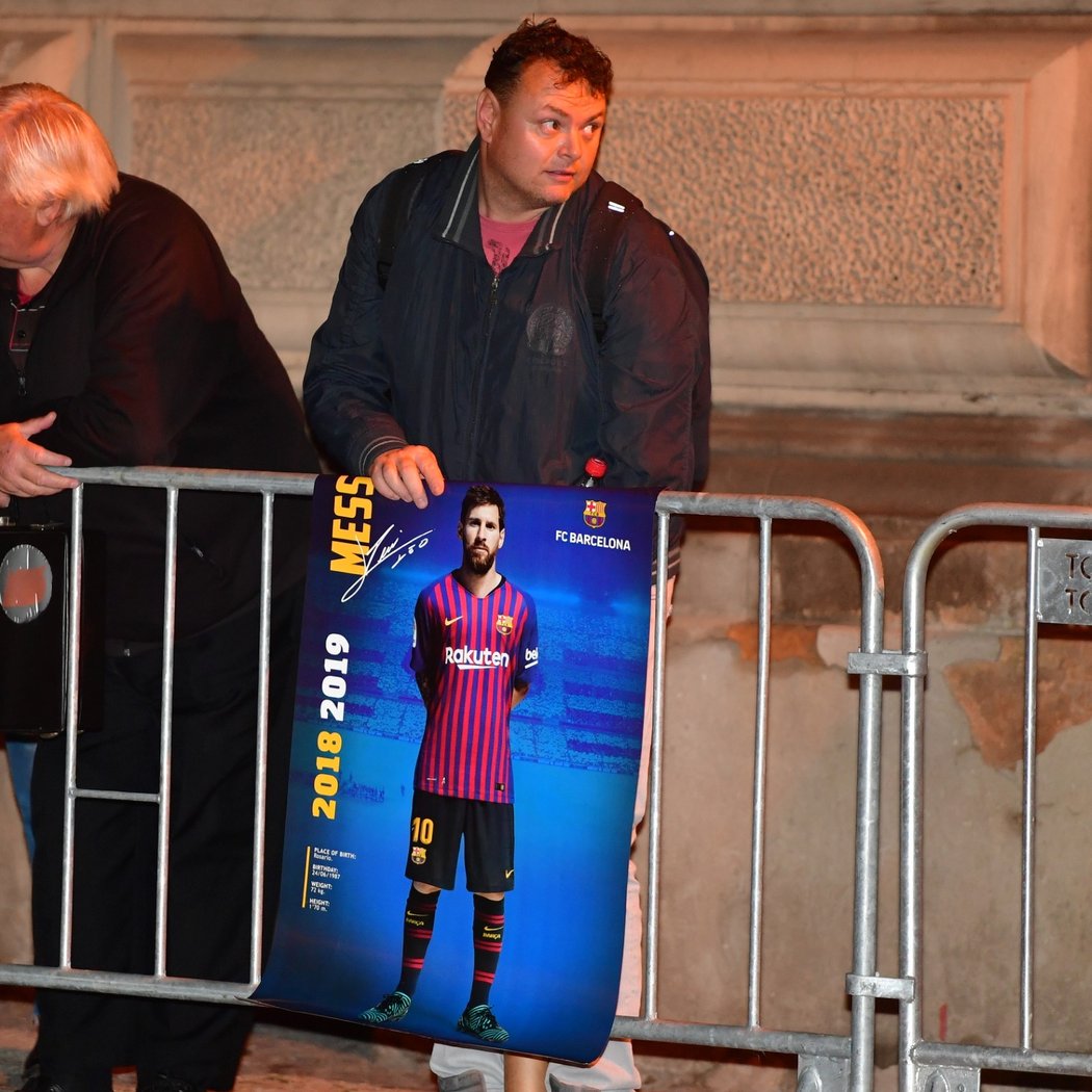 Fanoušek čekající na Lionela Messiho a Barcelonu u hotelu v Praze