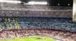 Kotel fanoušků Slavie byl na Camp Nou až úplně nejvýš, děkovačka tak probíhala hodně na dálku...