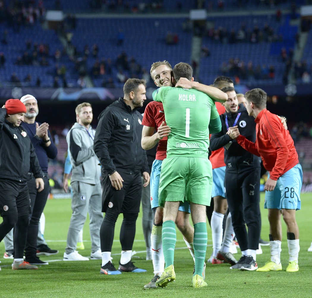 Hrdinové Slavie. Tomáš Souček objímá Ondřeje Koláře