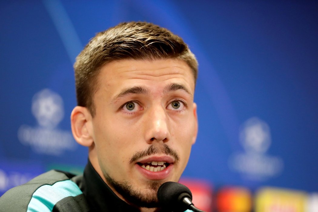 Barcelonský Clement Lenglet na tiskové konferenci před zápasem Ligy mistrů s pražskou Slavií