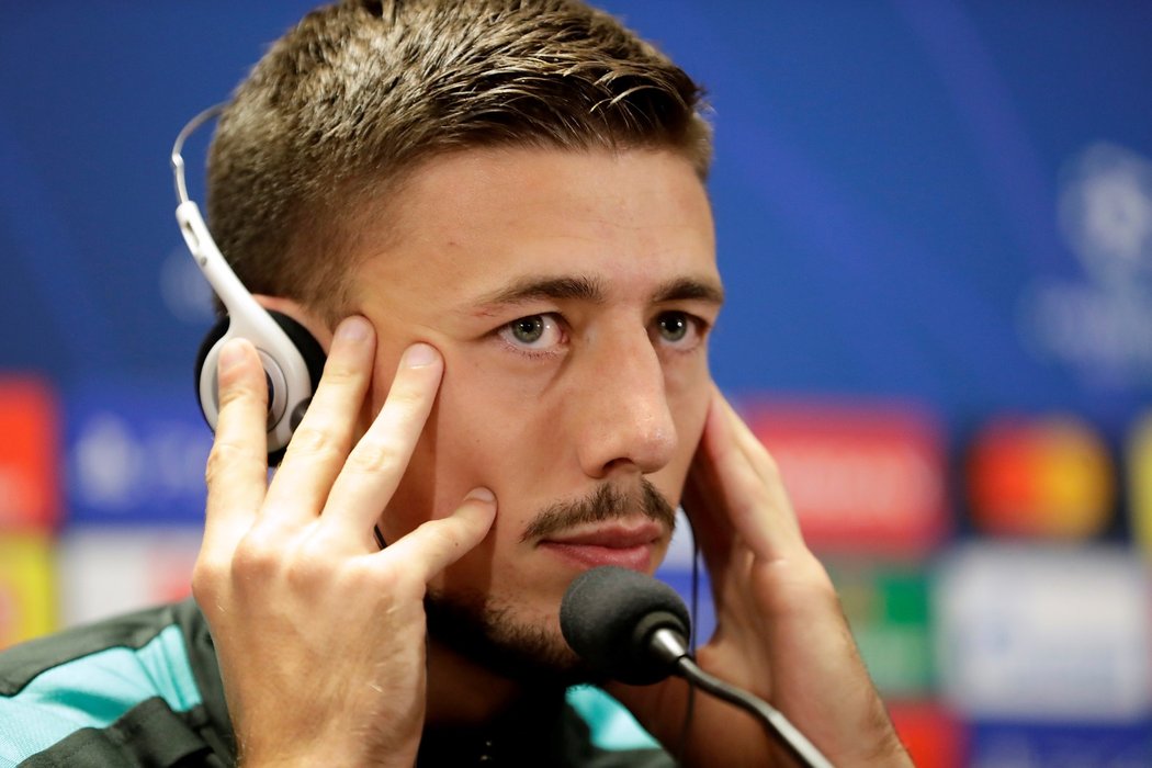 Barcelonský Clement Lenglet na tiskové konferenci před zápasem Ligy mistrů s pražskou Slavií