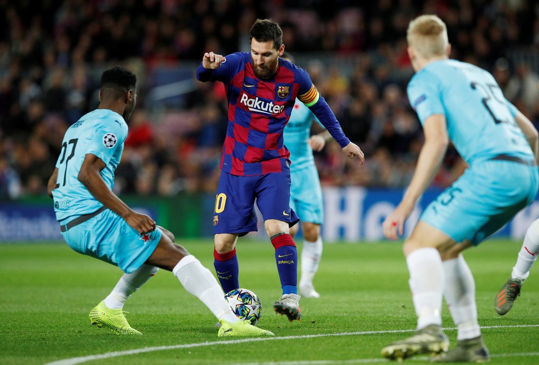 Lionel Messi zkouší průnik slávistickou obranou