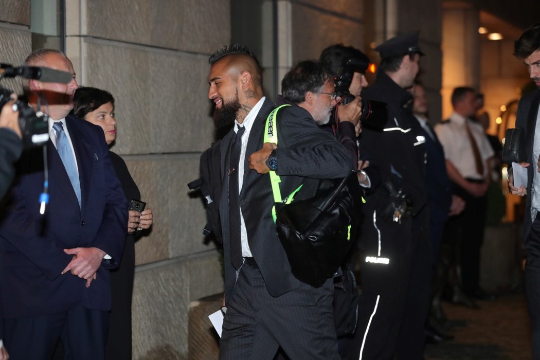 Barcelonský Arturo Vidal vchází do hotelu Four Seasons v Praze
