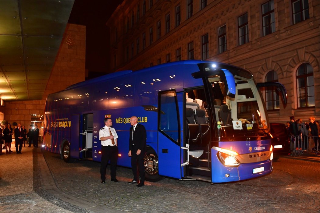 Autobus s fotbalisty Barcelony dorazil k hotelu Four Seasons v Praze