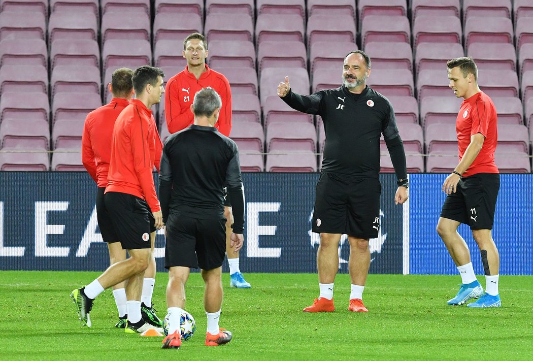 Kouč Slavie Jindřich Trpišovský si s týmem na Camp Nou zahrál i tradiční předzápasové bago